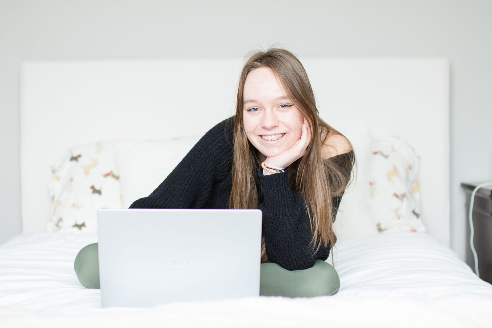 Lyc&eacute;enne pr&eacute;parant ses v&oelig;ux Parcoursup