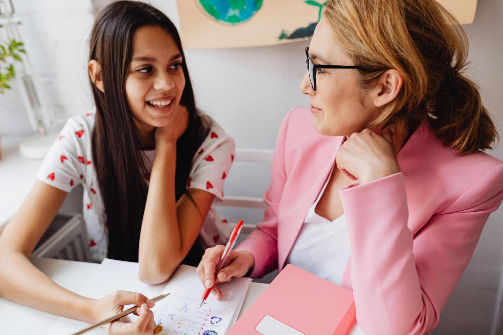 Lyc&eacute;enne en entretien avec une conseill&egrave;re d&rsquo;orientation