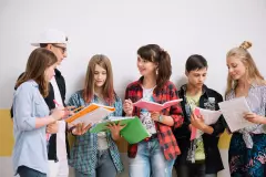 Groupe de collégiens réfléchissant à leur orientation scolaire